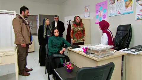 Zeynep explica a los Kirman que Zehra está enferma Zeynep explica a los Kirman que Zehra está enferma