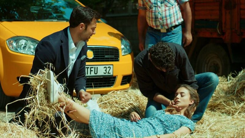 Gülru sufre un accidente sin consecuencias y conoce por vez primera a Ömer
