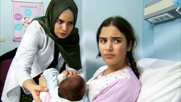 Un momento de alegría se torna triste para Zehra: la hija de Melek da a luz a un niño precioso