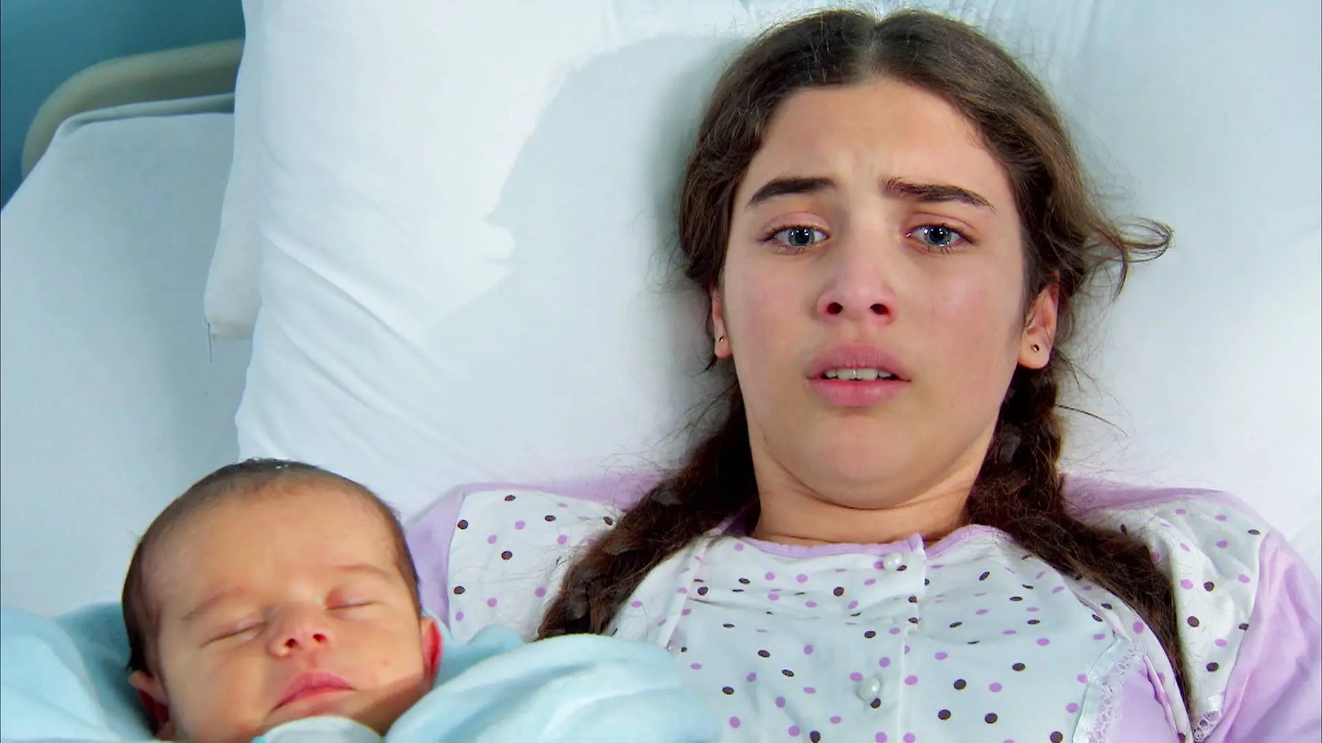 Zehra da a luz a un niño precioso, pero no quiere responsabilizarse de él Zehra da a luz a un niño precioso, pero no quiere responsabilizarse de él