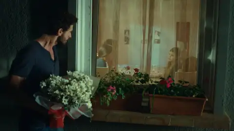 Mert escucha Guerra de rosas