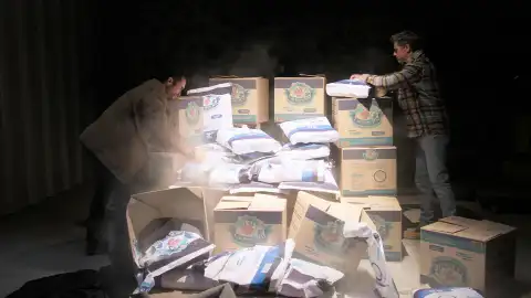 Los Guerrero destrozan los paquetes de leche contaminada de Augusto Los Guerrero destrozan los paquetes de leche contaminada de Augusto