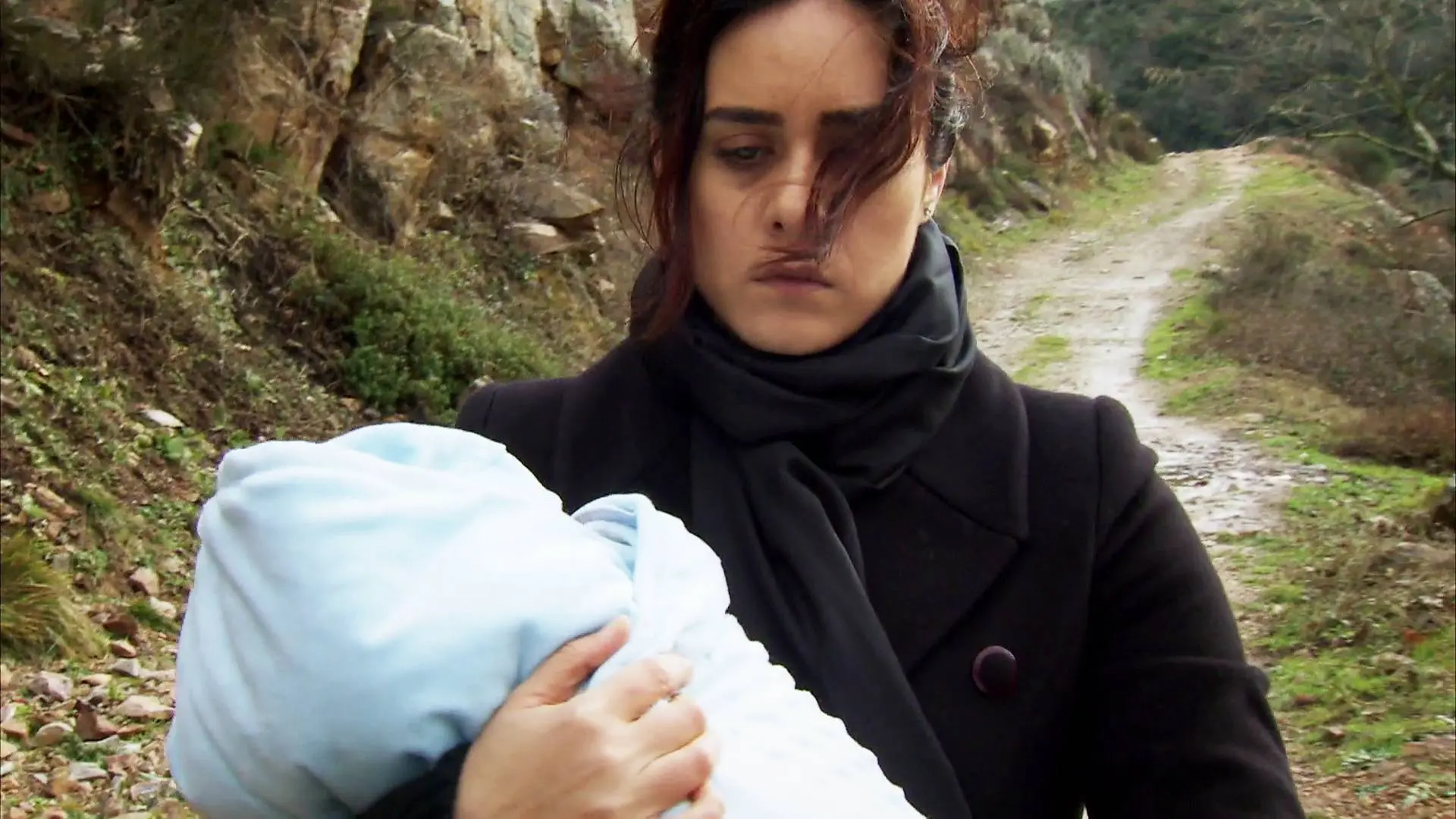 Las siniestras intenciones de Melek al huir de la mansi&oacute;n Kirman con su nieto en brazos.