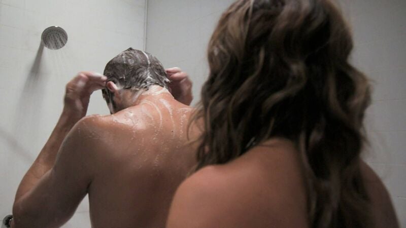 Selena y Doménica intercambian a sus novios por una absurda confusión