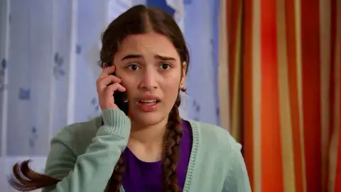 Zehra telefonea a Melek para comunicarla que está viva 