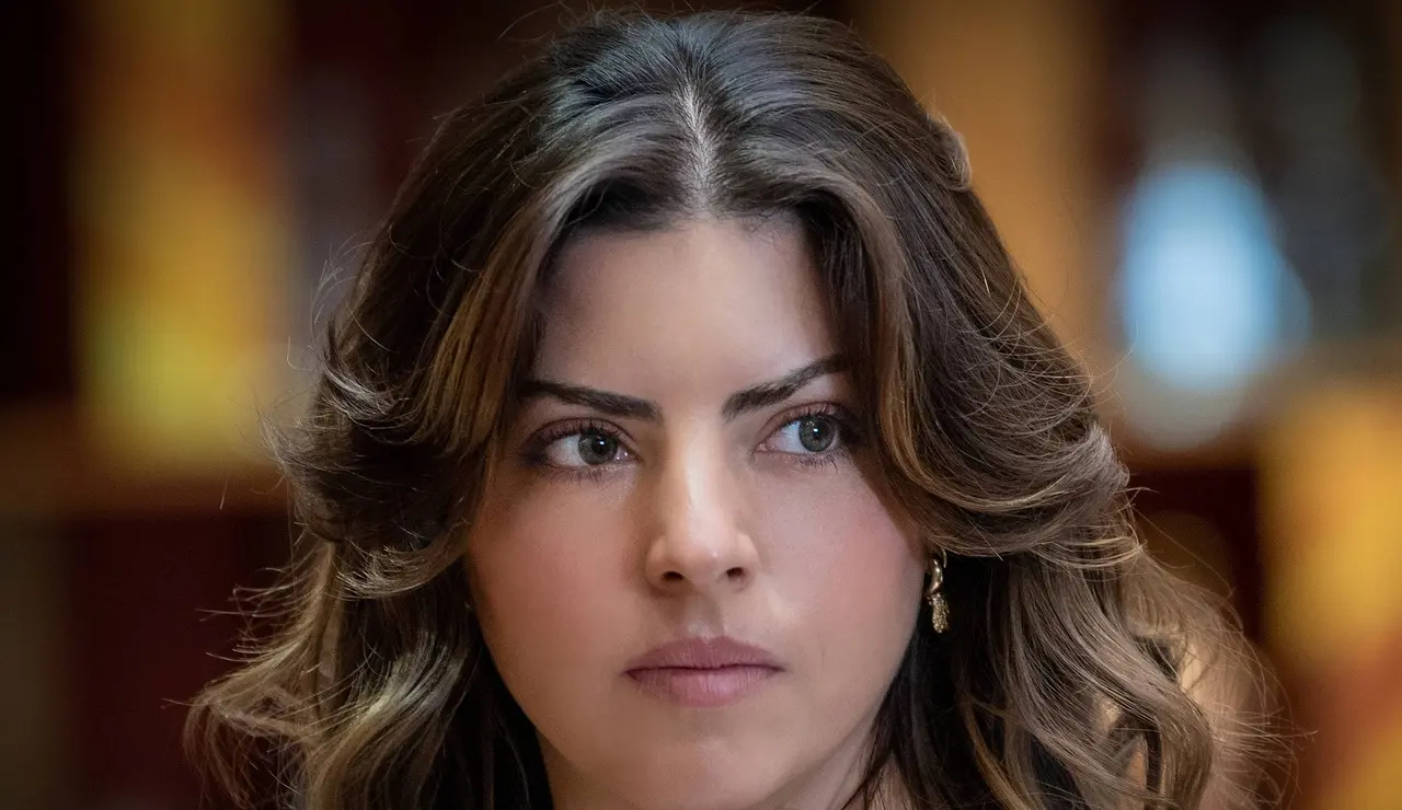 Yuri Carranza es una joven abogada que adora a su padre Sergio y es una apasionada defensora de la justicia