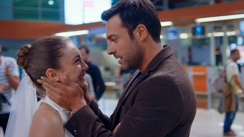La boda de Gülru se suspende y ella sale corriendo para evitar que Ömer viaje lejos