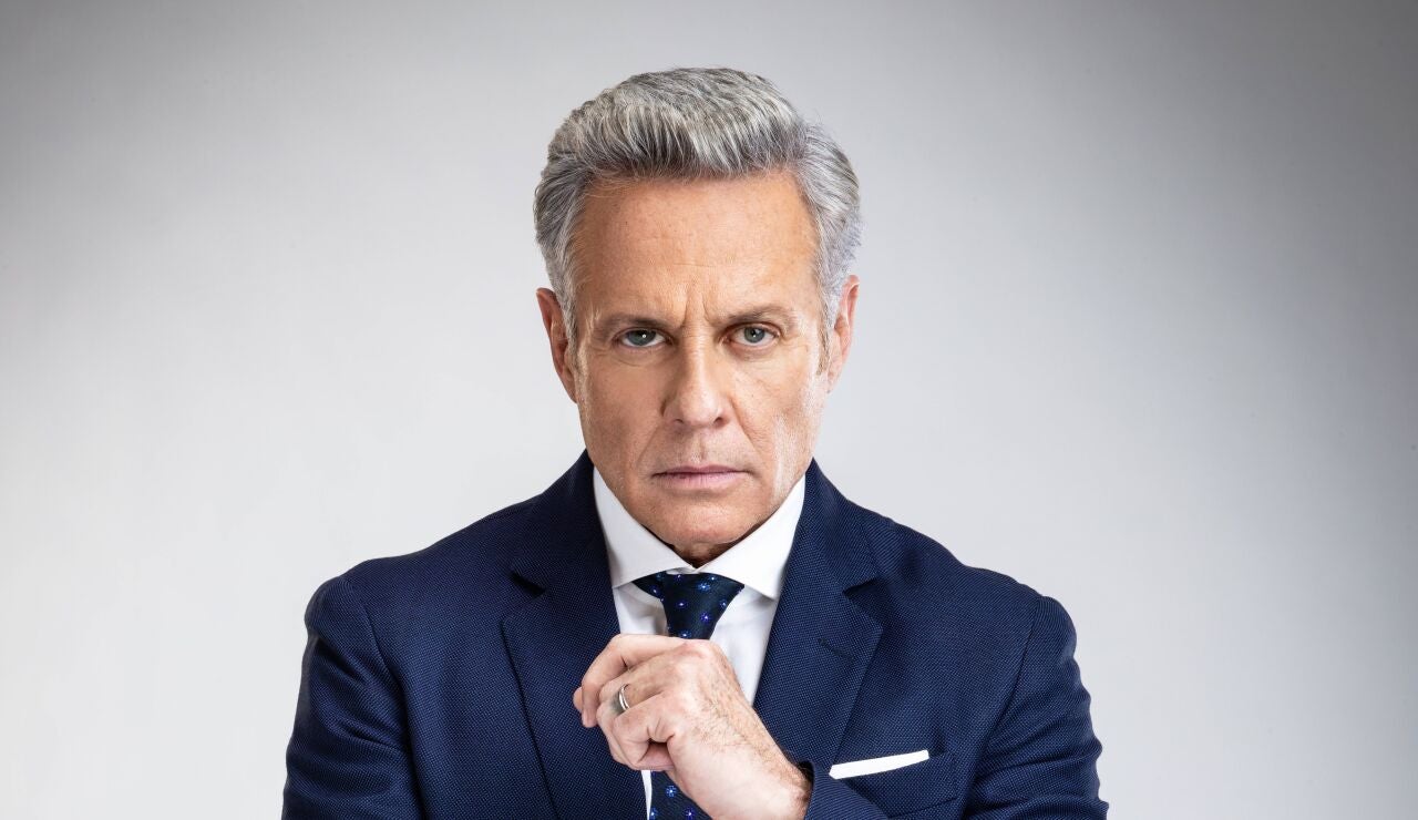 Sergio Carranza es un prestigioso periodista que lleva una doble vida: est&aacute; casado con Alicia Montiel y es amante de Julieta Lago