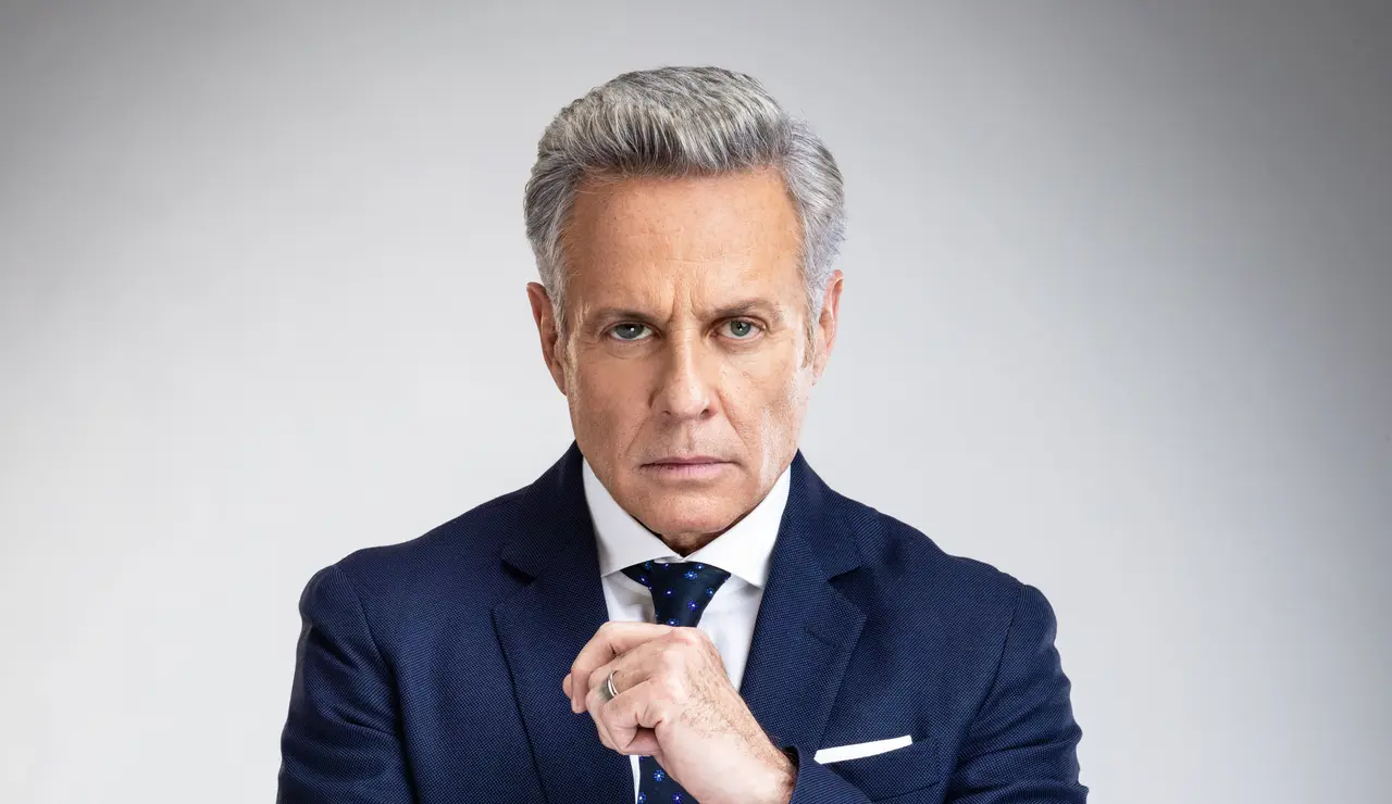 Sergio Carranza es un prestigioso periodista que lleva una doble vida: está casado con Alicia Montiel y es amante de Julieta Lago