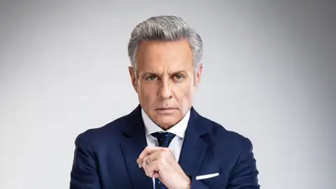 Sergio Carranza es un prestigioso periodista que lleva una doble vida: está casado con Alicia Montiel y es amante de Julieta Lago Sergio Carranza es un prestigioso periodista que lleva una doble vida: está casado con Alicia Montiel y es amante de Julieta Lago