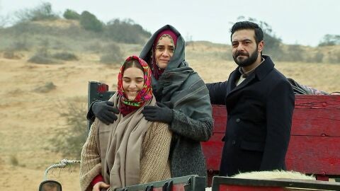 Azad ayuda a Melek y a Zehra a huir de los Kirman