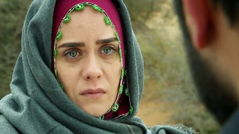 La emotiva despedida de Melek, Zehra y Azad