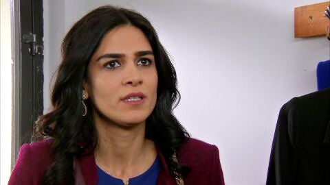 Leyla intenta ayudar a Melek para que Devra no la encuentre