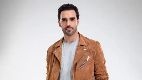 Martín Guerra es un hombre cariñoso y divertido que acabará locamente enamorado de Alicia Montiel Martín Guerra es un hombre cariñoso y divertido que acabará locamente enamorado de Alicia Montiel