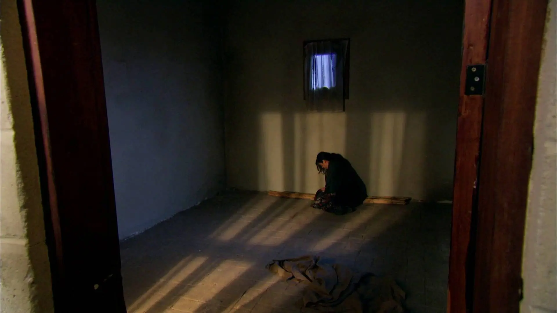 Devra no tiene compansión con Melek y la encierra en una habitación Devra no tiene compansión con Melek y la encierra en una habitación