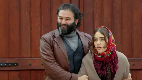 Zehra regresa de nuevo a la mansión de los Kirman Zehra regresa de nuevo a la mansión de los Kirman