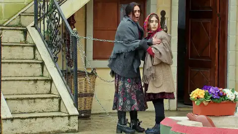 La crueldad de los Kirman no tiene límites: Melek y Zehra vuelven a vivir un auténtico infierno en la mansión La crueldad de los Kirman no tiene límites: Melek y Zehra vuelven a vivir un auténtico infierno en la mansión