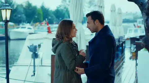 Gülru y Ömer Guerra de rosas