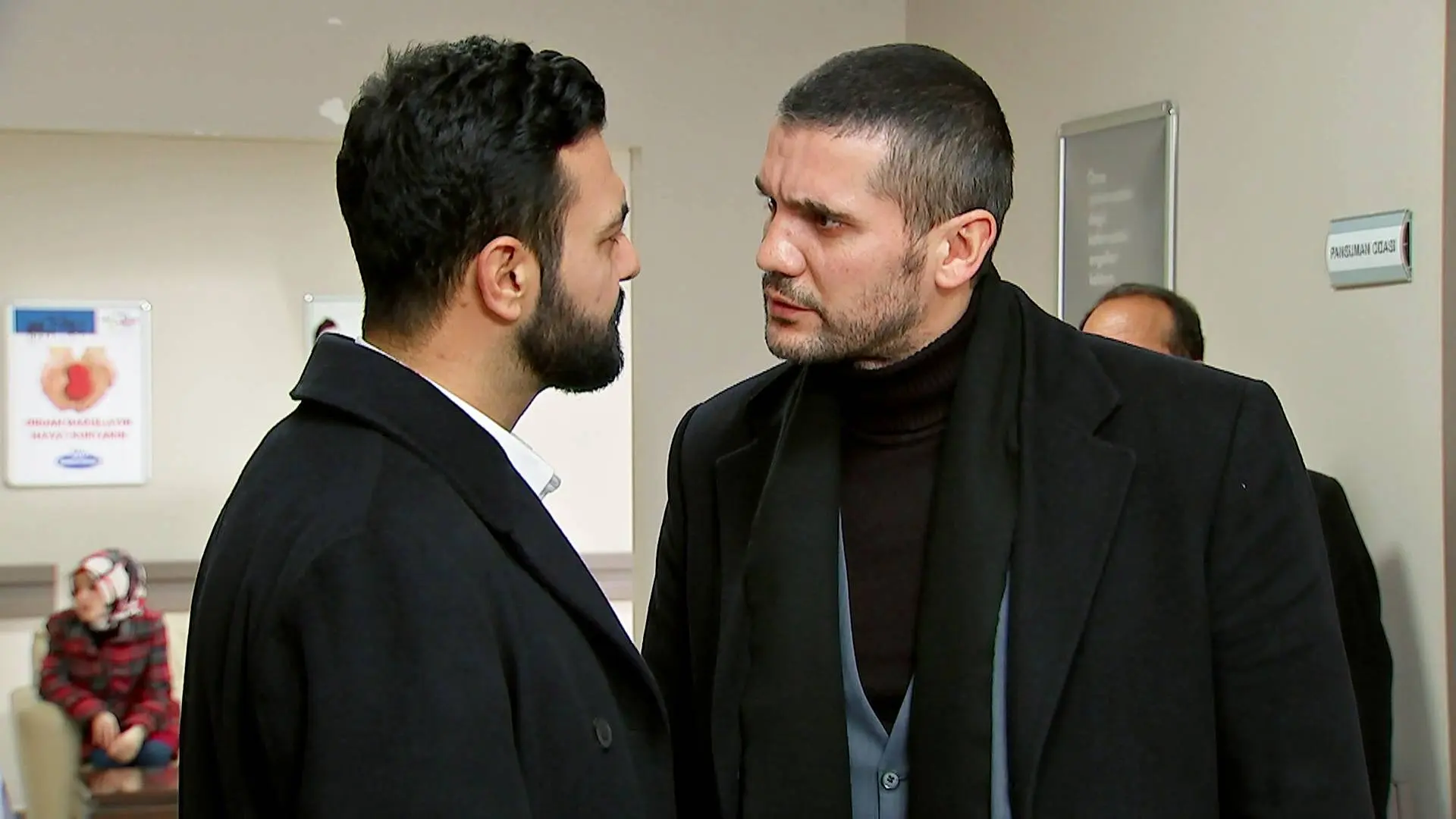 Devra consigue que despidan a Zeynep del hospital y Azad le planta cara 