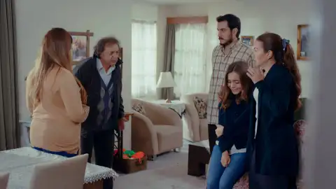 La familia de Gülru no ve con buenos ojos su relación con Ömer La familia de Gülru no ve con buenos ojos su relación con Ömer