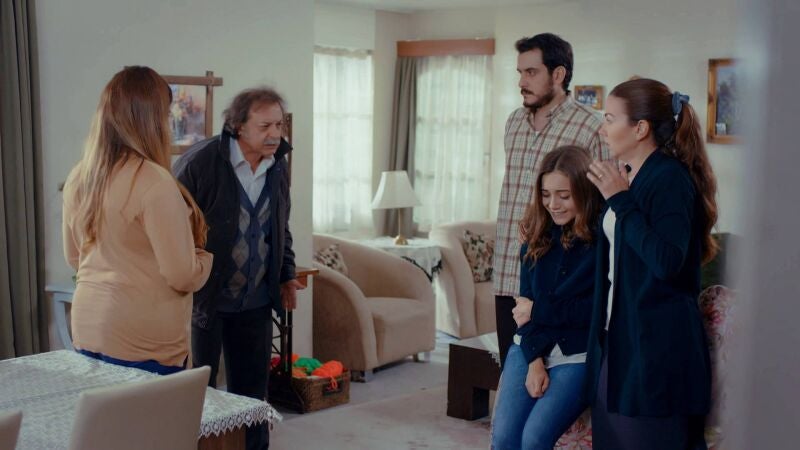 La familia de Gülru no ve con buenos ojos su relación con Ömer