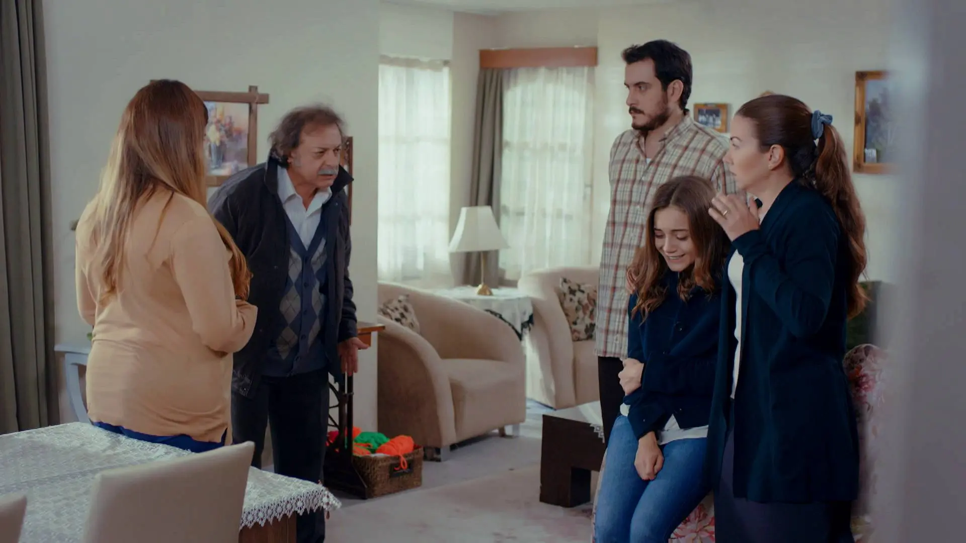La familia de Gülru no ve con buenos ojos su relación con Ömer La familia de Gülru no ve con buenos ojos su relación con Ömer
