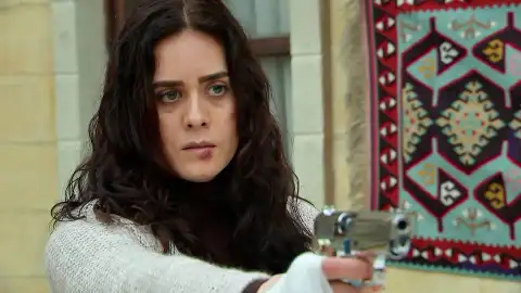 Melek busca vengarse de Devra y comete una locura que le cuesta muy caro Melek busca vengarse de Devra y comete una locura que le cuesta muy caro