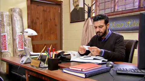 Zehra envía una nota a Azad pidiéndole ayuda Zehra envía una nota a Azad pidiéndole ayuda