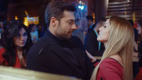 Ömer coquetea con una joven para despertar los celos de Gülru Ömer coquetea con una joven para despertar los celos de Gülru