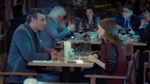 Ömer sorprende a Gülru cenando con Akif Ömer sorprende a Gülru cenando con Akif