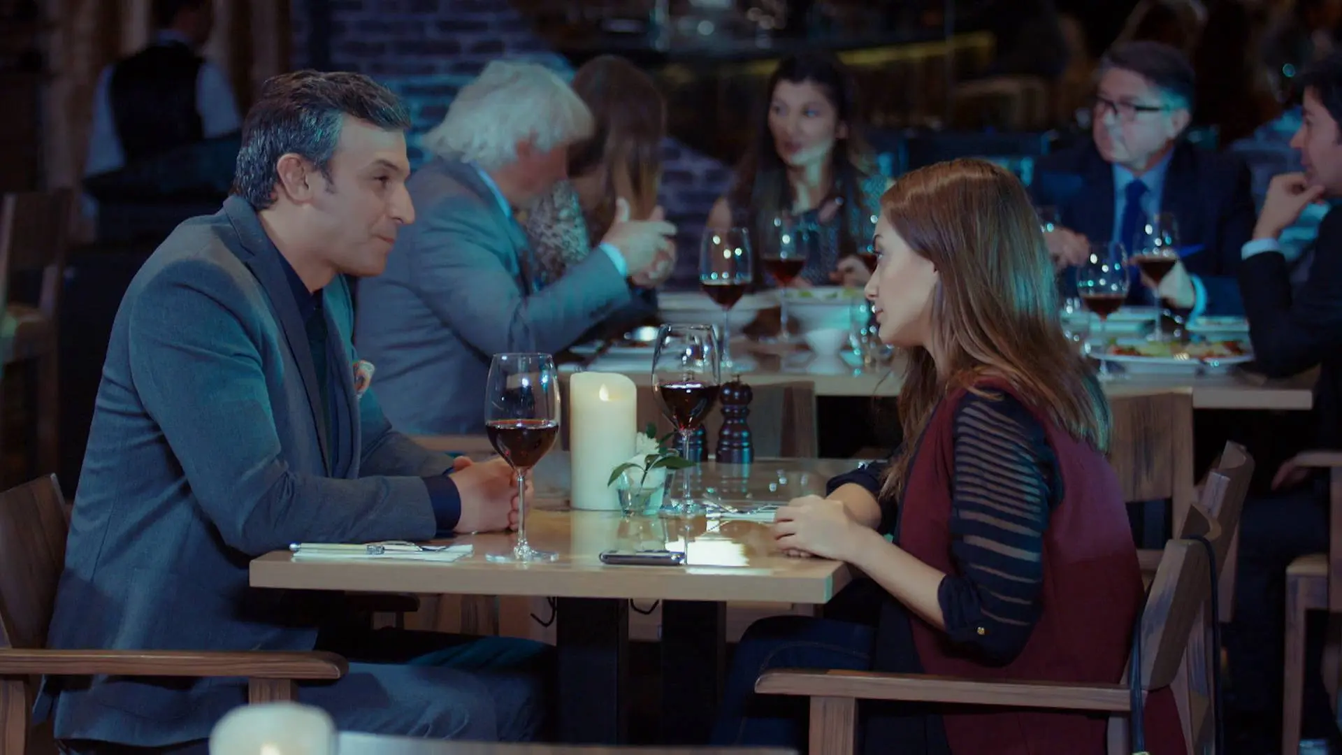 Ömer sorprende a Gülru cenando con Akif Ömer sorprende a Gülru cenando con Akif