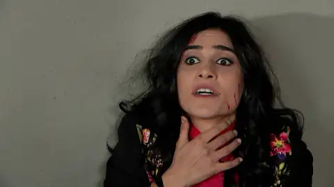 Leyla finge que Melek le ha agredido  Leyla finge que Melek le ha agredido