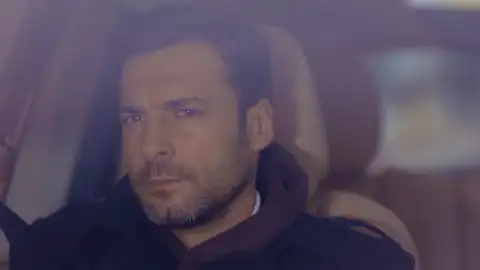 Ömer está muy dolido con Gülru al creer que tiene un idilio con Akif Ömer está muy dolido con Gülru al creer que tiene un idilio con Akif