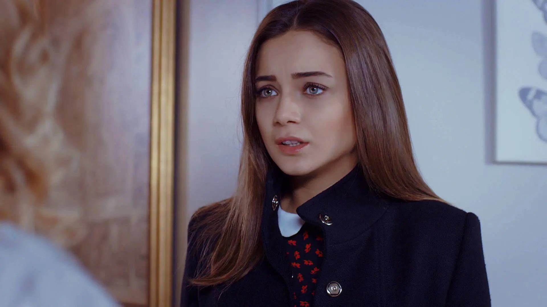 Gülru intenta disculparse con Gülfem tras verla con Akif en la suite de un hotel Gülru intenta disculparse con Gülfem tras verla con Akif en la suite de un hotel