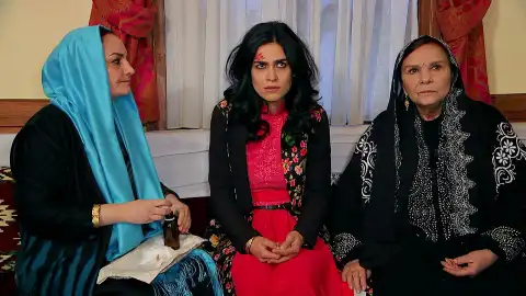 Leyla hace creer a los Kirman que Melek está loca y que sus vidas corren peligro a su lado  Leyla hace creer a los Kirman que Melek está loca y que sus vidas corren peligro a su lado