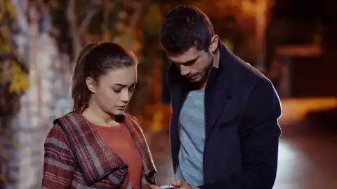 Mert graba una conversación comprometida entre Gülfem y Akif Mert graba una conversación comprometida entre Gülfem y Akif