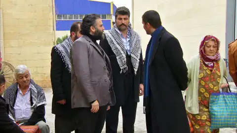 Şiyar presiona a Devra para que encuentre al hijo de Sehmuz Şiyar presiona a Devra para que encuentre al hijo de Sehmuz