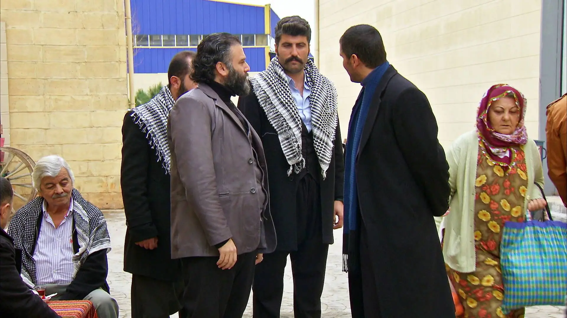 Şiyar presiona a Devra para que encuentre al hijo de Sehmuz Şiyar presiona a Devra para que encuentre al hijo de Sehmuz