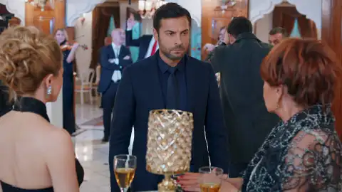 Ömer descubre que Gülfem ha engañado a Gülru para arruinar su reputación Ömer descubre que Gülfem ha engañado a Gülru para arruinar su reputación