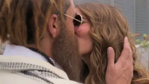 ¡El momento más esperado ha llegado! Mariluz y Lisardo se reencuentran ¡El momento más esperado ha llegado! Mariluz y Lisardo se reencuentran