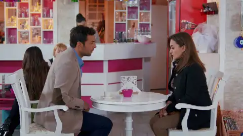 Ömer vuelve a pedir perdón a Gülru por haber desconfiado de ella Ömer vuelve a pedir perdón a Gülru por haber desconfiado de ella