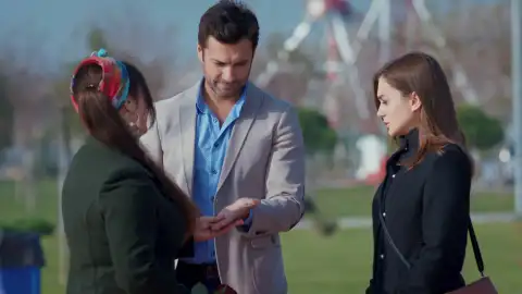 Una gitana predice que Ömer y Gülrtu terminarán juntos Una gitana predice que Ömer y Gülrtu terminarán juntos