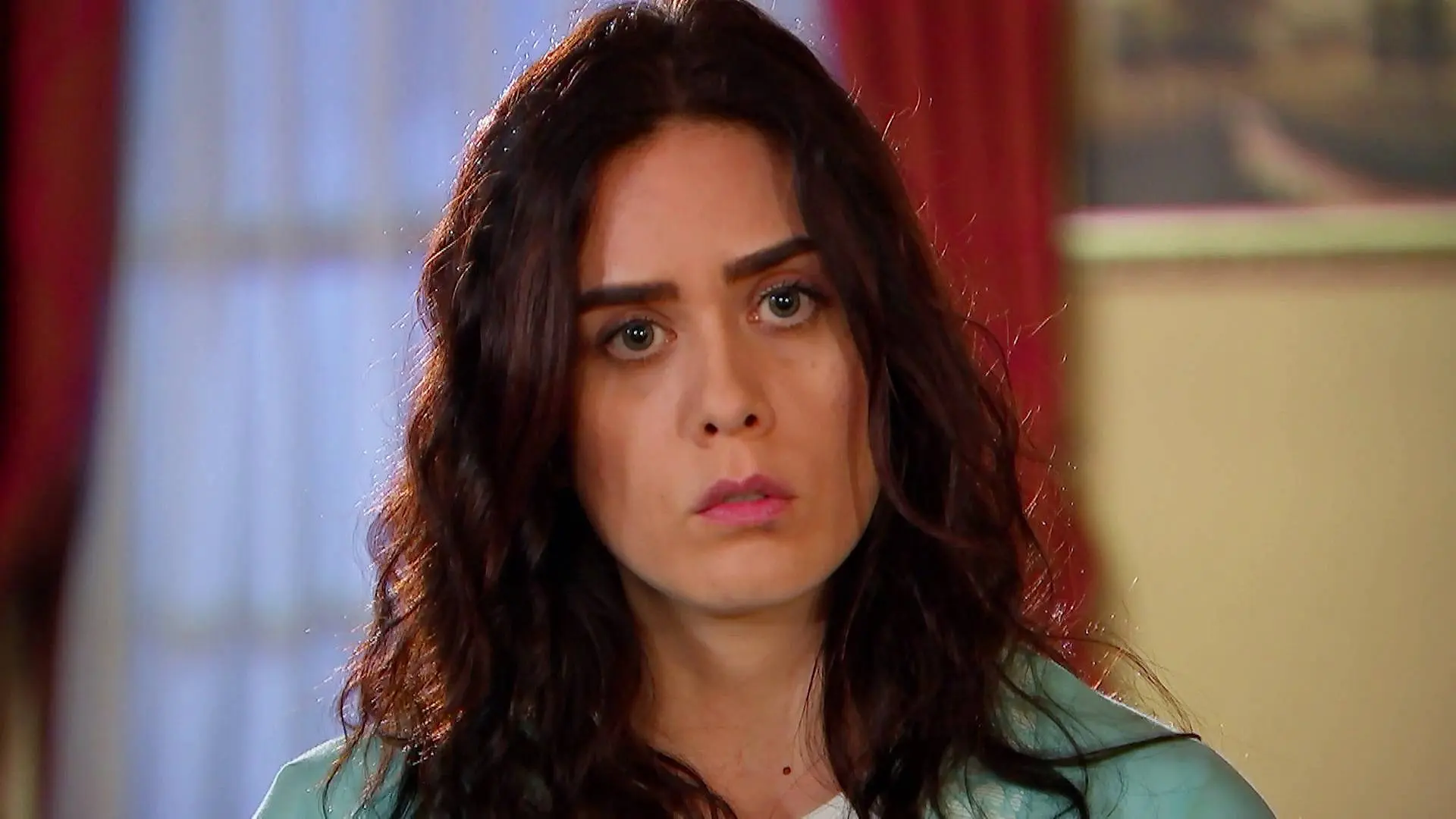 Melek asegura a los Kirman que Fatma y Devra son madre e hija 