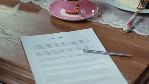 Contrato de Gülfem Guerra de rosas