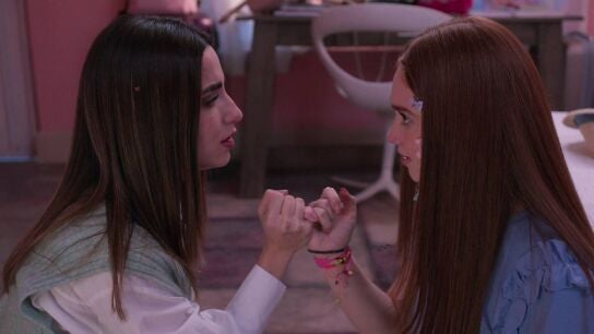 Regina promete guardar el secreto del embarazo de su hermana Andrea 