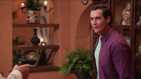 Vicente se enfrenta a Elías para defender a Natalia y se convierte en su enemigo Vicente se enfrenta a Elías para defender a Natalia y se convierte en su enemigo