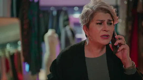 Gülcihan Tras el cristal