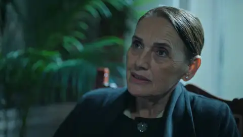 Feride Tras el cristal