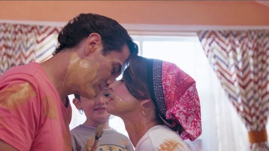 Vicente, a punto de besar a Natalia