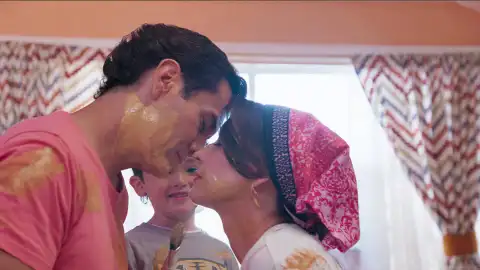 Vicente, a punto de besar a Natalia Vicente, a punto de besar a Natalia